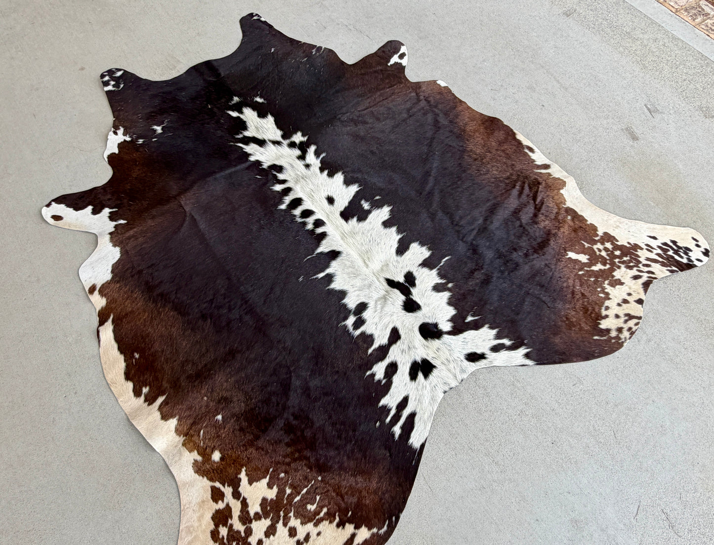 Cowhide Rugs Tricolor Brown Western Rodeo Decor Large 5.5 x 5 ft