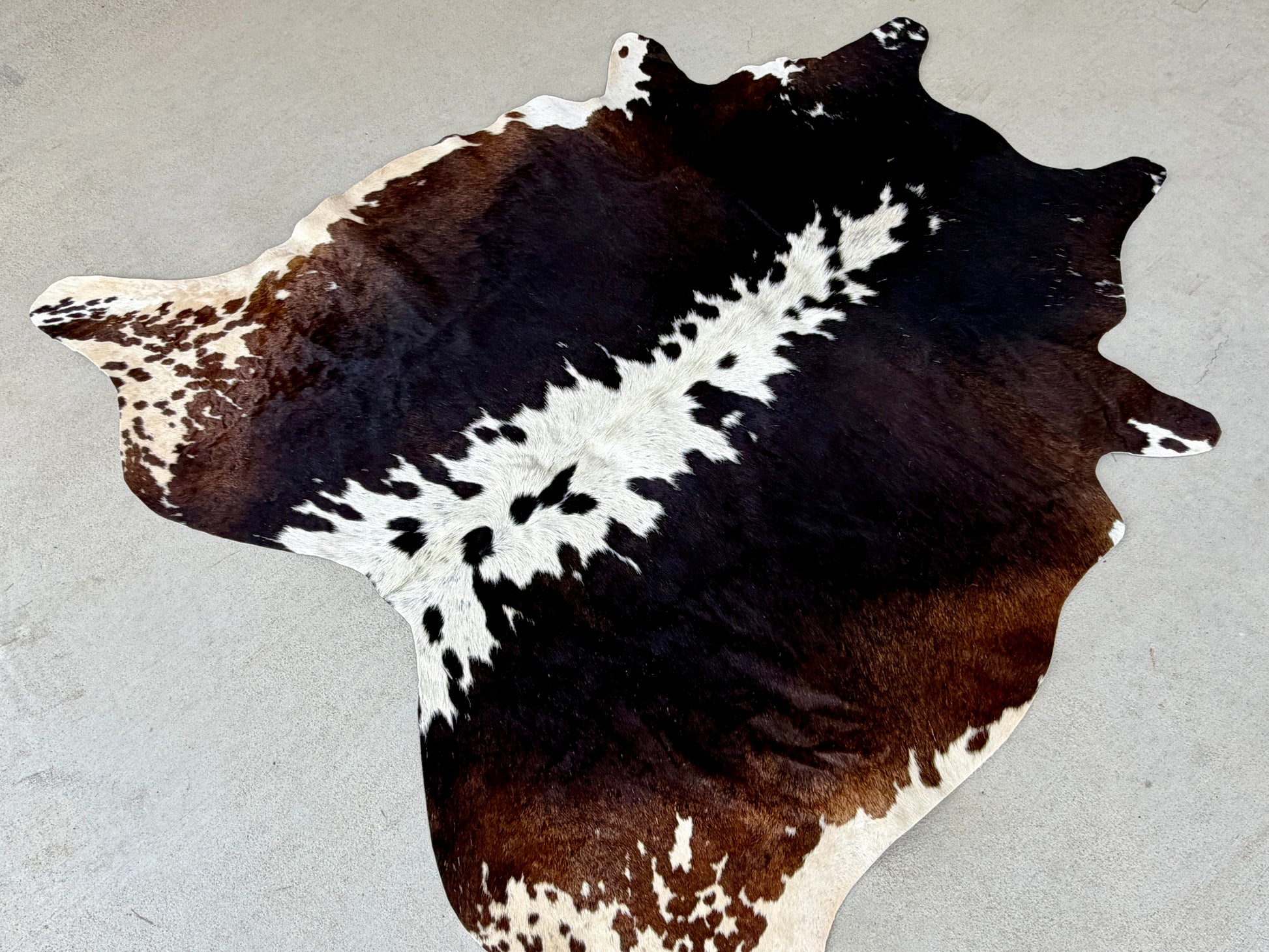 Cowhide Rugs Tricolor Brown Western Rodeo Decor Large 5.5 x 5 ft